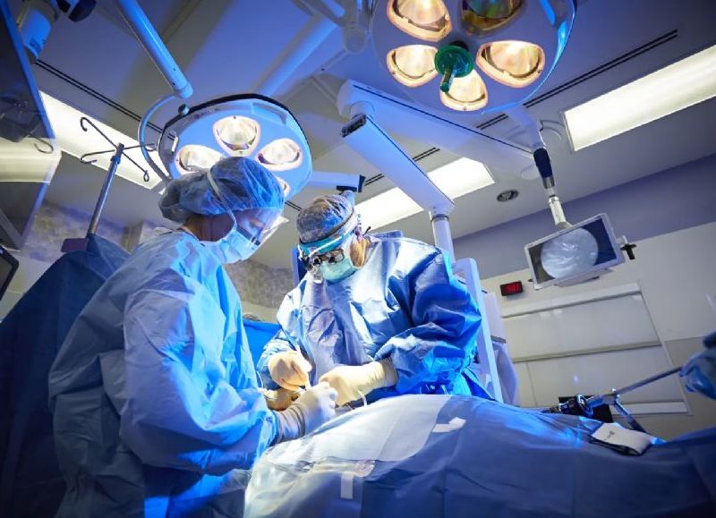 Piden juicio oral para un cirujano de La Plata acusado por la muerte de una paciente