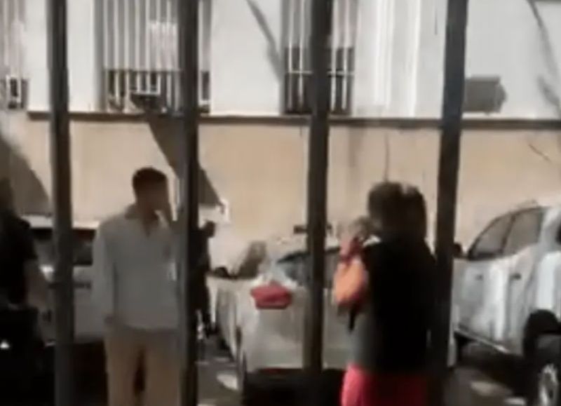 Preso se tiró desde el cuarto piso de tribunales tras escuchar su sentencia y cayó sobre el auto de un juez en La Plata