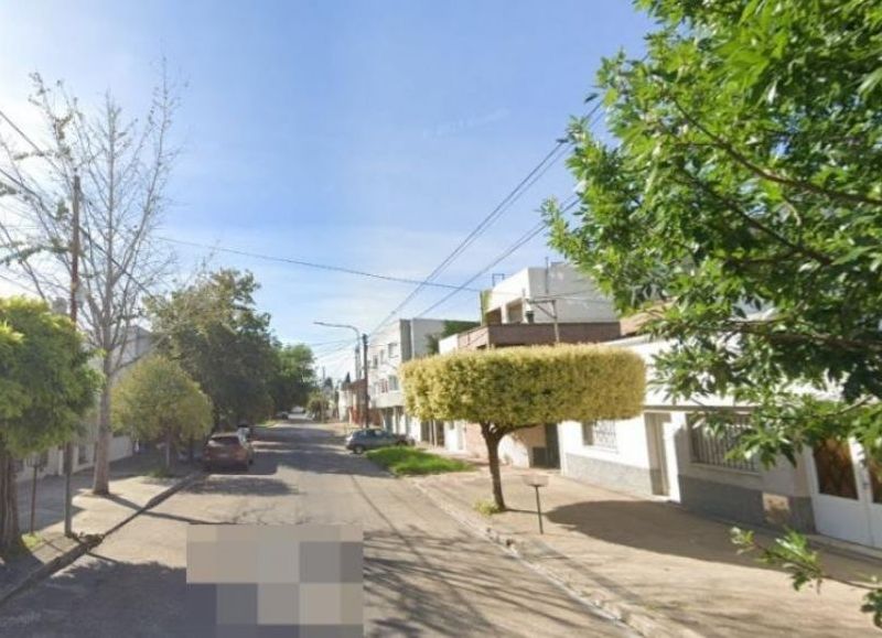 Sigue la ola de inseguridad: venía entrando a su casa de La Plata y fue abordado por 6 ladrones armados