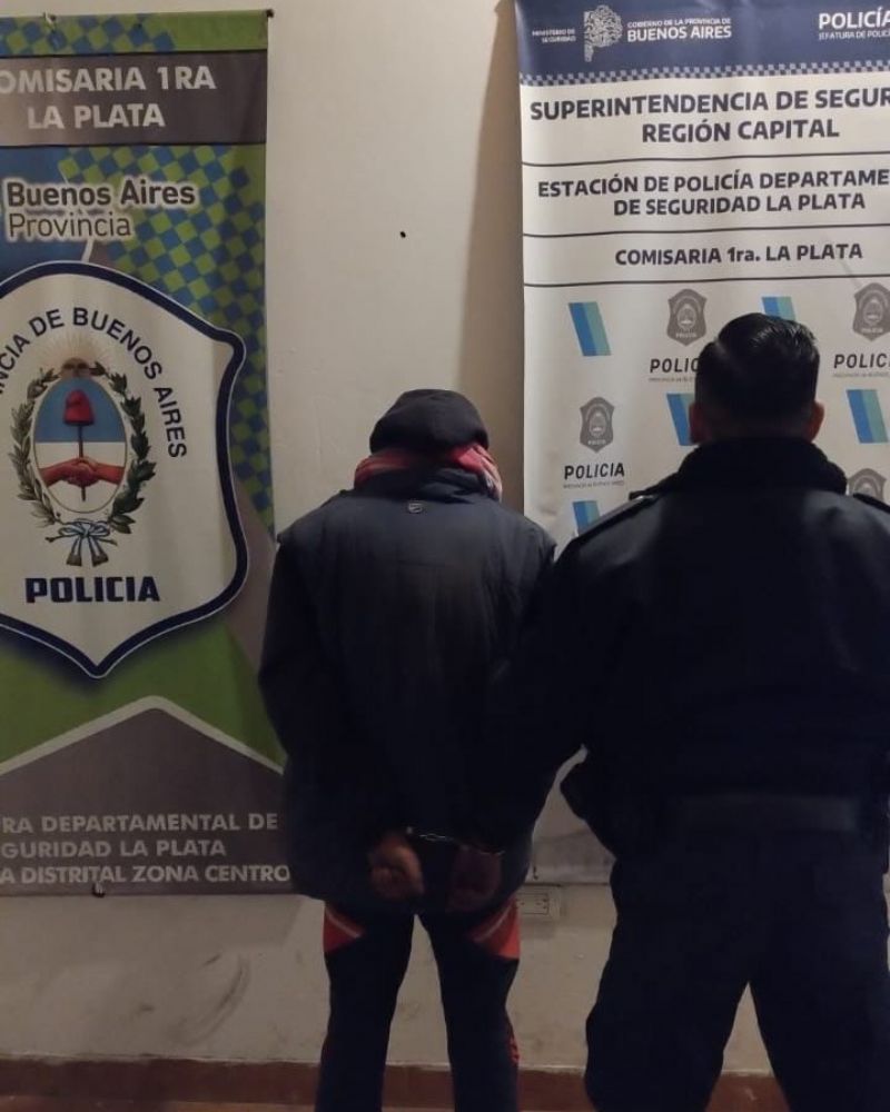 En el interior del establecimiento, sorprendieron a un joven de 16 años, identificado como E.D.G., quien estaba en situación de calle. Este individuo, uno de los denominados 'Hermanos Macana', fue reducido y arrestado de inmediato.