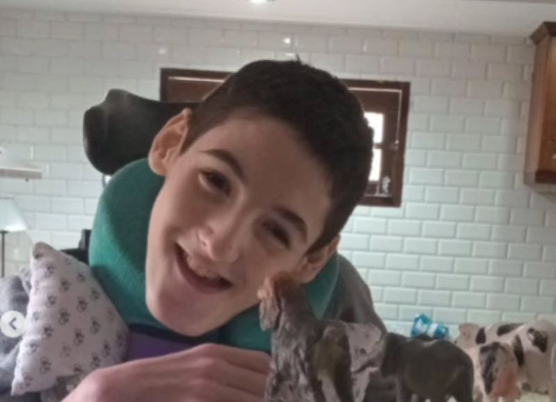 Una vida de lucha y esperanza: Santino, el adolescente platense que busca mejorar su calidad de vida con un tratamiento en México