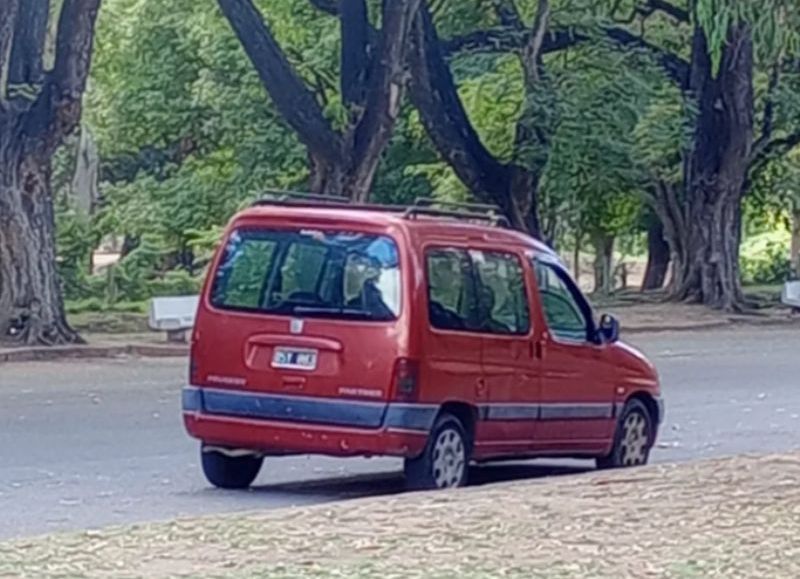 Alarma en La Plata: buscan a un hombre que se masturba frente a mujeres en el Bosque y fue filmado