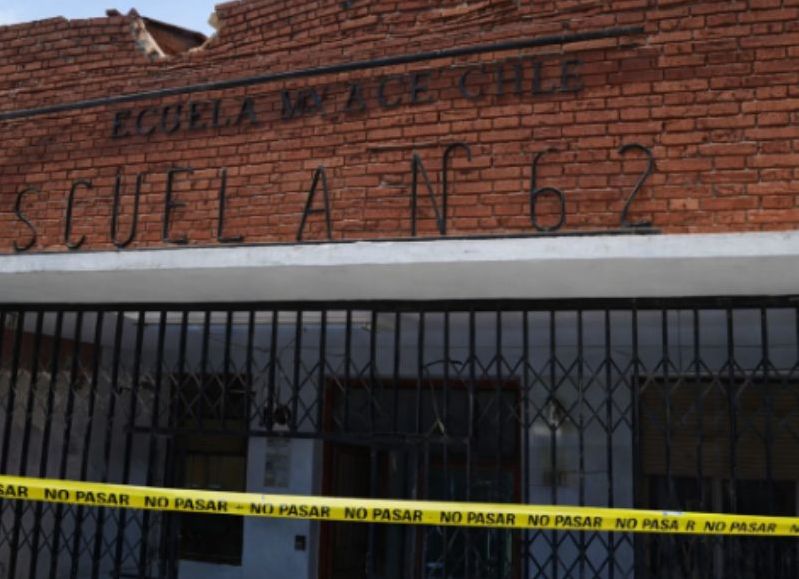 Indignación en Altos de San Lorenzo: hicieron un boquete en una escuela y arrasaron con computadoras y microscopios