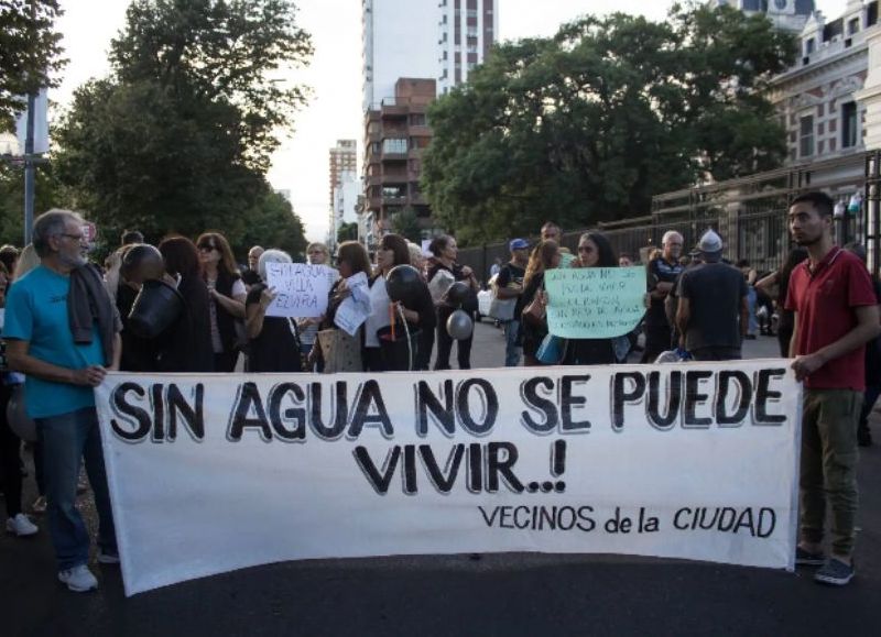 La llegada del calor en La Plata pone nuevamente de manifiesto el grave problema de la falta de agua que sufren los vecinos.