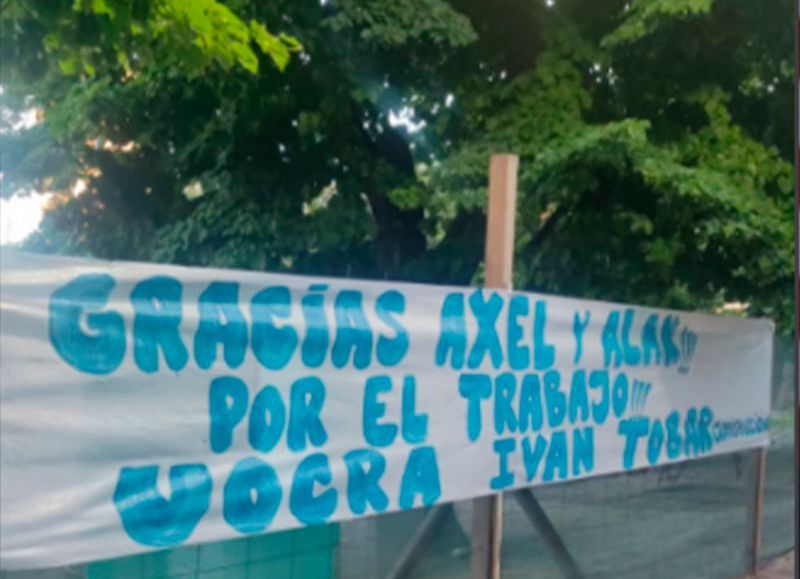 Los pasacalles, ubicados en la Plaza San Martín, Rocha e Italia, llevan el mensaje: “GRACIAS AXEL Y ALAK POR EL TRABAJO, UOCRA IVÁN TOBAR CONDUCCIÓN”.
