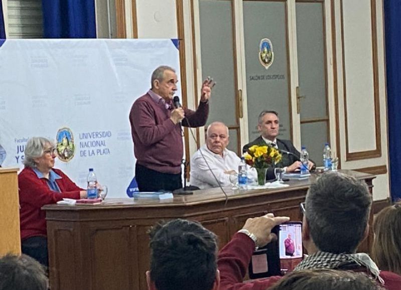 Cristina Moreno, su hermano Guillermo, el gremialista Horacio Valdez, y el dirigente peronista Eduardo Rubeo, en la disertación de la UNLP.