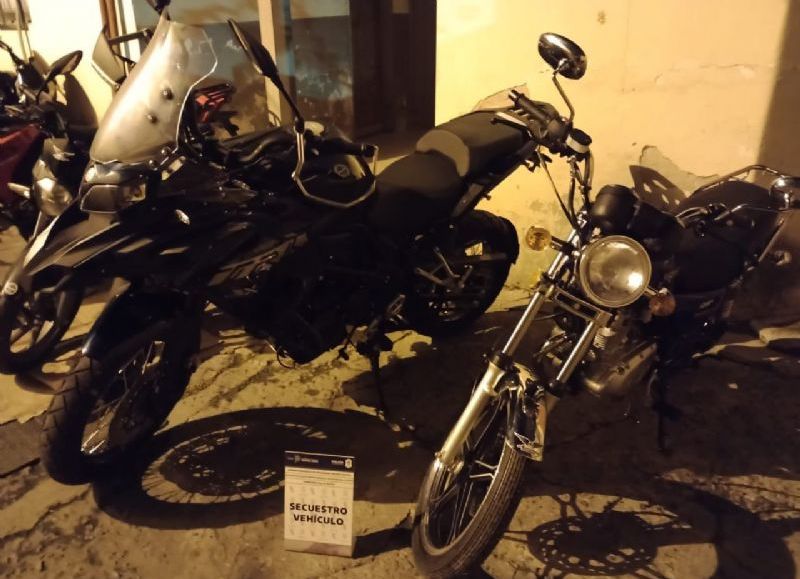 Al momento del ser aprehendido la policía les incautó dos biciclestas, una rodado 26 y otra de carrera, una moto Suzuki 125, una Moto Binelli 502 y otra TNT y una moto Gilera SMX200 Adventure.