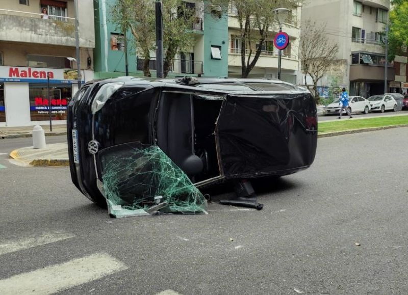 Violento choque y vuelco en La Plata: un taxista fue hospitalizado