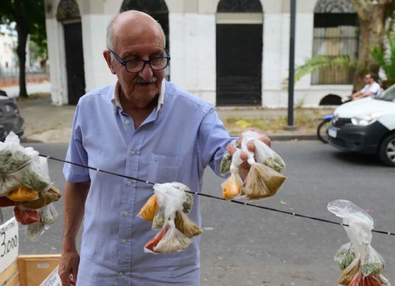 La jubilación no le alcanza y vende condimentos en 1 y 38: la historia de un jubilado platense