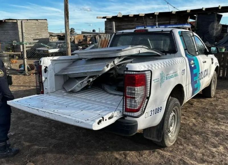 También se encontraron tres autos, un Renault Clio, un VW Fox y un Chevrolet Corsa, todos con signos de haber sido desarmados o quemados.

