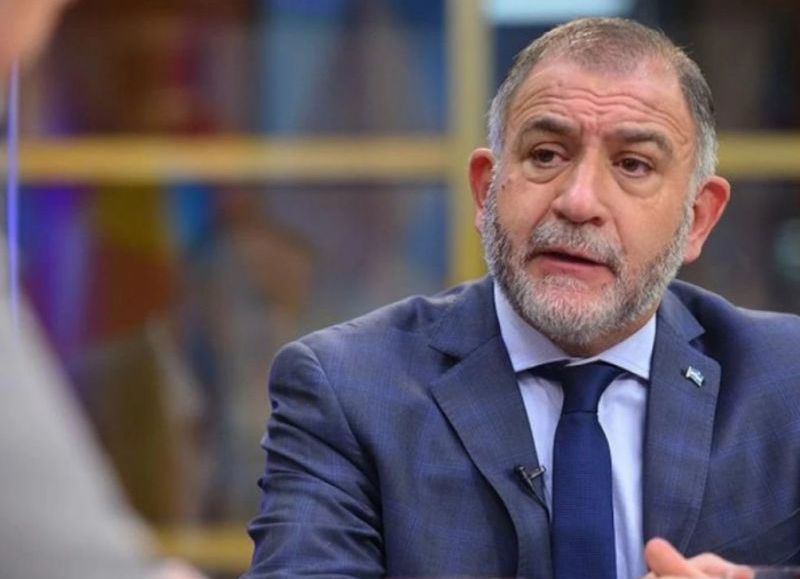 Escándalo en el Senado: Luis Juez nombró asesora a una moza del restaurante