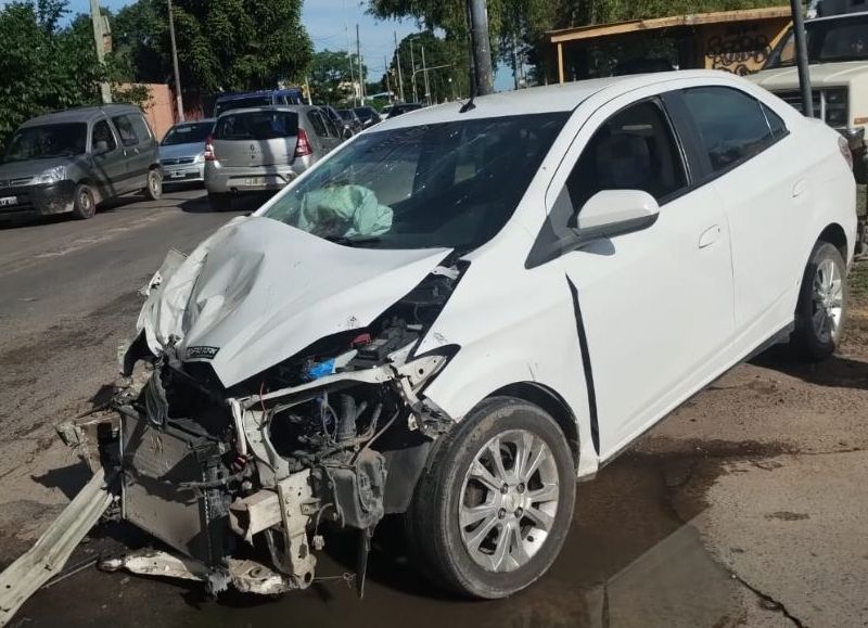 Dos delincuentes, uno de ellos con barbijo rosa, robaron un comercio en La Loma, escaparon en un Chevrolet Prisma y chocaron con un colectivo en el barrio Aeropuerto, donde huyeron a pie.