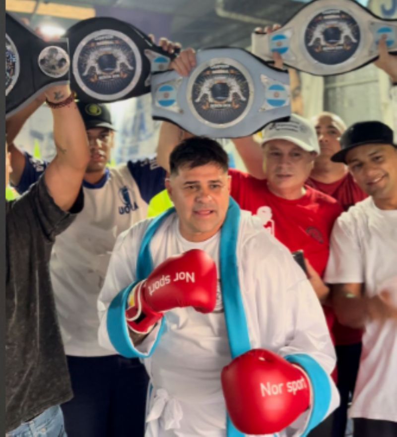 Ivan Tobar, entrando al lugar vestido como boxeador, en alución a la lucha contra la pobreza y el desempleo.