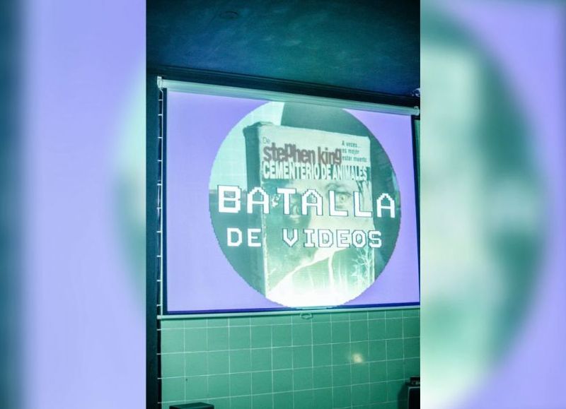 En La Plata, un espacio de cine en VHS convierte viejas cintas en batallas audiovisuales y experiencias colectivas