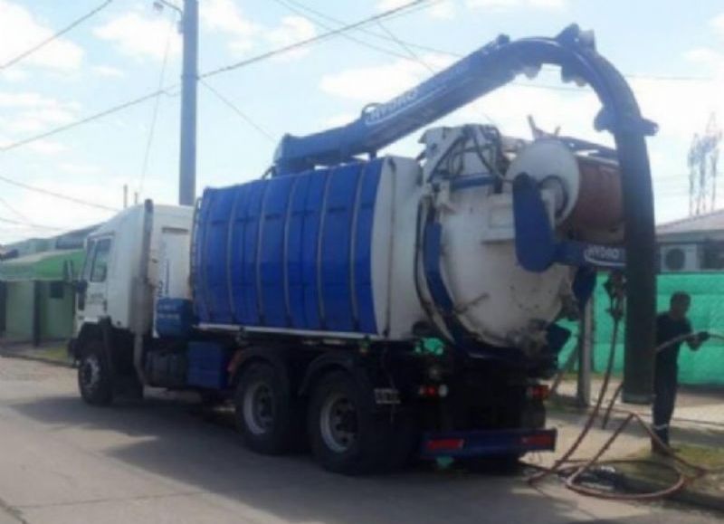 Lo barato sale caro: quejas por la demora del servicio gratuito para destapar pozos sépticos en Villa Elisa