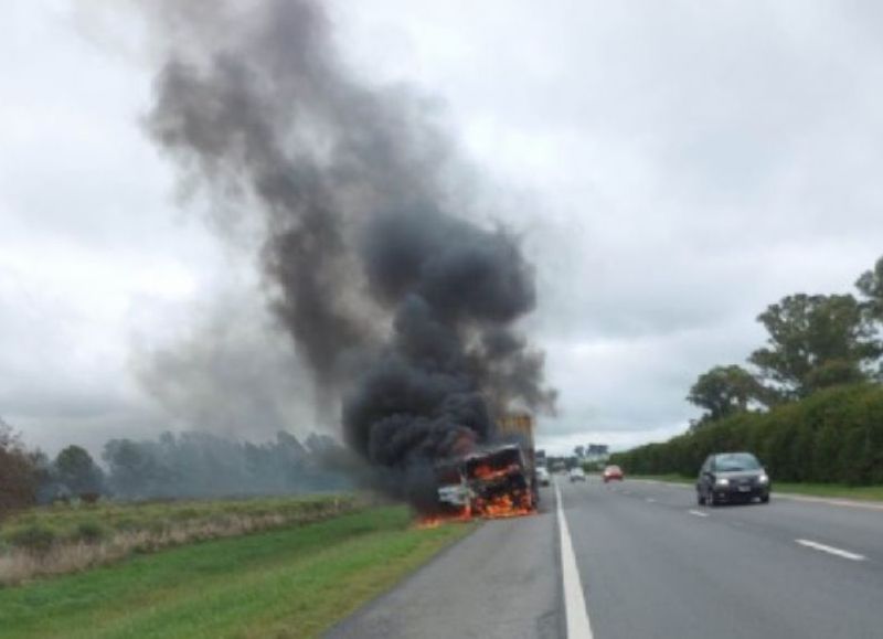 Lisandro Olmos: voraz incendio destruyo de un camión en Ruta 2 Lisandro Olmos