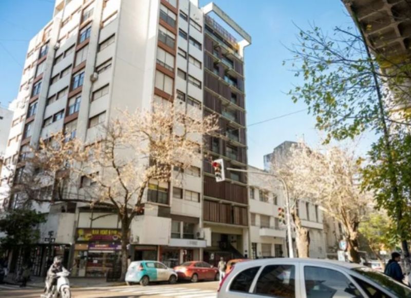 Contra las cuerdas: Manuel Adorni vende un departamento en La Plata en medio del escándalo patrimonial