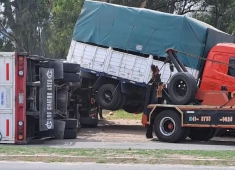 Brutal choque entre camiones en La Plata: uno terminó arriba del otro