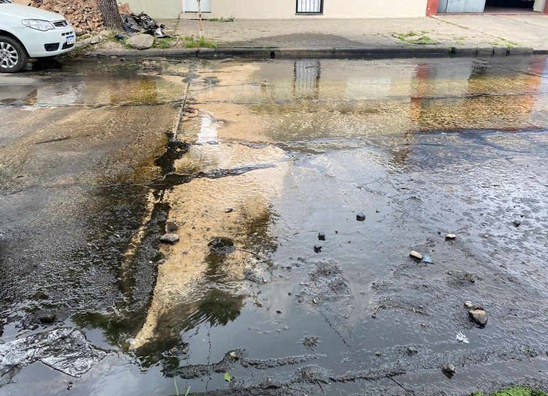 “Una señora mayor ya se accidentó en su bicicleta, ¿vamos a esperar que pase a mayores?”, comentó una vecina de esa cuadra a este diario.