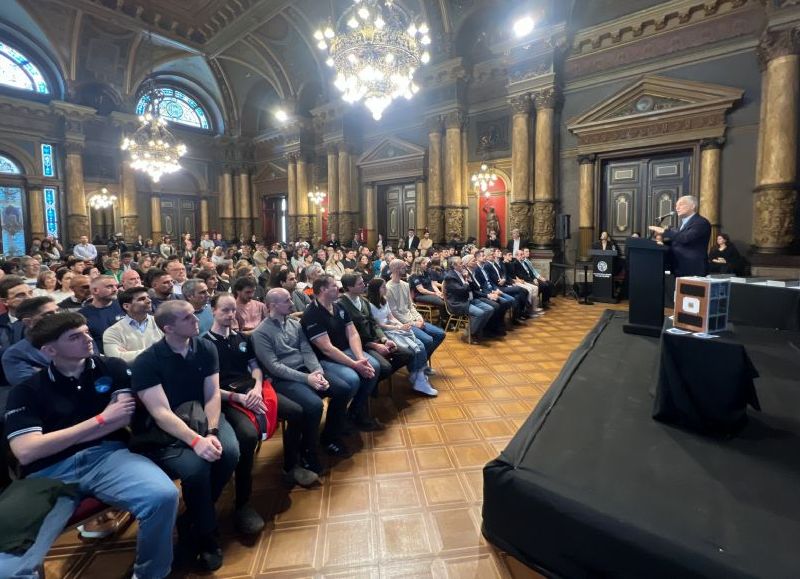 Alak reconoció a los platenses que participaron de la Misión Artemis II de la NASA