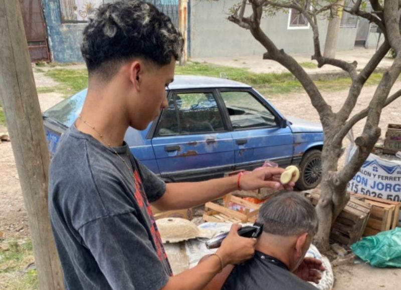 Juventud que inspira: Aron, el joven de Bernal Oeste que va casa por casa en su bicicleta cortando el pelo en Quilmes