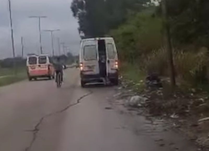 VIDEO | Indignación en barrio Aeropuerto: captaron a un hombre tirando residuos peligrosos