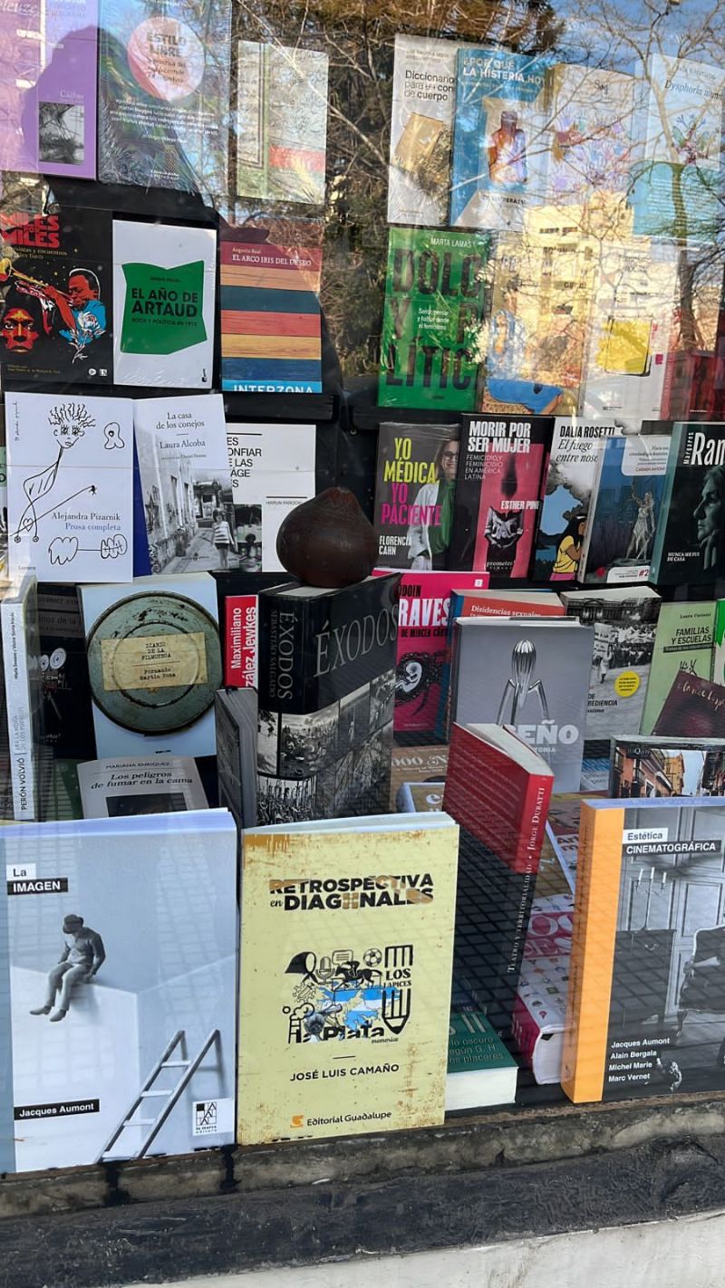 Retrospectiva en Diagonales, en las librerias de la ciudad.