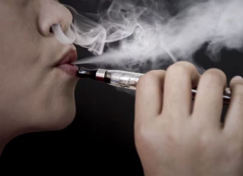 Escándalo en las aulas platenses: alumnos vapean en clase, juegan en casinos online y desafían a docentes