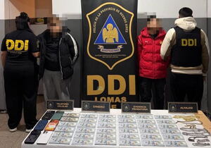 Detuvieron a una joven de 19 años y a un hombre de 21 acusados de robar más de 55 mil dólares