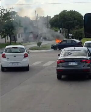 Se le incendió el auto en Tolosa, fue a denunciarlo y delincuentes aprovecharon para robarle autopartes