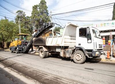 Pilar: avanzan los trabajos de repavimentación sobre las calles de la ciudad