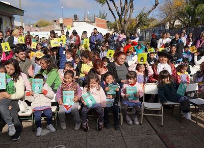 En Merlo se realizó la entrega de libros para el nivel inicial