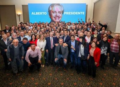 Se ahogan en un vaso de agua: sin candidatos propios, el peronismo se rearma con las personas que destruyeron el país