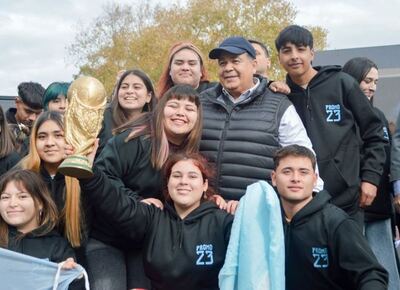 José C. Paz: el intendente entregó 3200 buzos de egresados a los alumnos