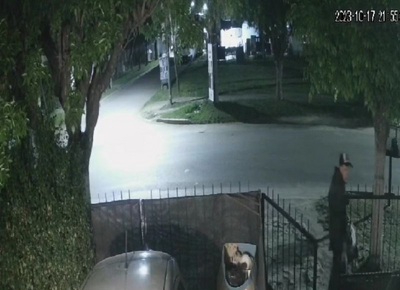 VIDEO | En la madrugada de este martes un delincuente se metió a robar en una casa ubicada en 208 y 518.