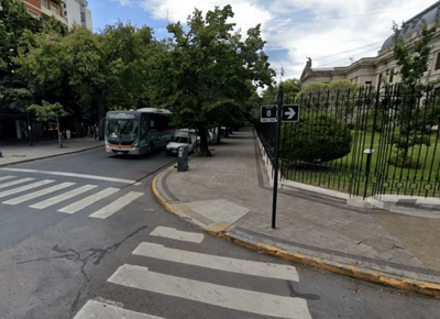 Un menor salió del ex Normal 3 y fue brutalmente atacado por una patota de 15 personas en 8 y 51