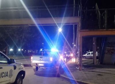 Policias y oficiales de la Guardia Urbana salvaron la vida de una mujer que intentó tirarse del puente de 17 y 71