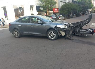 Microcentro: así fue el accidente en 8 y 46 que dejó a una motociclista internada