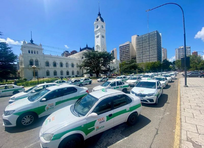 Taxistas de La Plata movilizan a la municipalidad para exigir el bloqueo de las apps de transporte ilegal