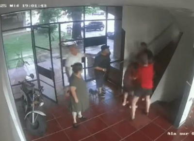 VIDEO | Violento enfrentamiento en Tolosa: Agresiones, amenazas y una policía denunciada por su rol en el conflicto