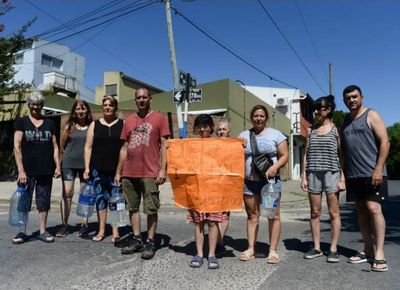 ABSA ignora el clamor de los vecinos platenses: "Con 35°C y sin agua, nos están descomponiendo"