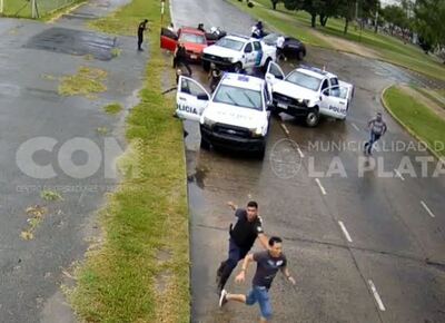 VIDEO | Detuvieron a cuatro peruanos dedicados a robar casas en La Plata tras una persecución