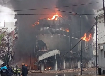 Incendio devastador en La Plata: Se destruyó un depósito de electrodomésticos y las pérdidas son millonarias