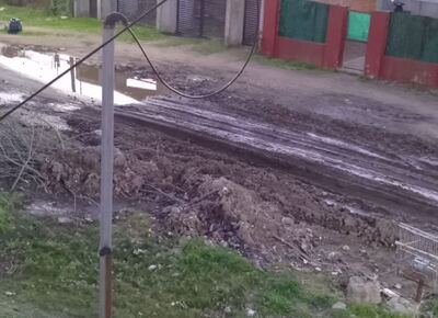 Ocho años de abandono y promesas vacías: arreglaron la calle 55 entre 148 y 149 y la dejaron peor de lo que estaba
