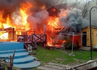Los Hornos: así fue el voraz incendio que mató a ocho caniches y consumió una casa y dos vehículos