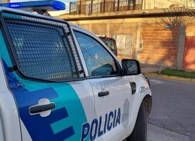 Una chica de 13 años y una bebe fueron impactadas por un menor de 15 que hacía "wheelie" con su moto en La Plata