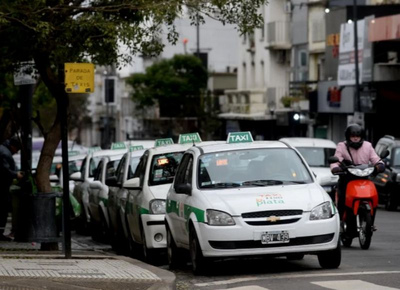 "Dejá, mejor camino": ya rige el aumento de taxis en La Plata y un viaje nocturno de 10 cuadras sale $4.000