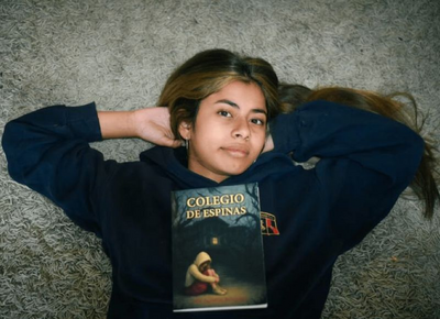 La historia de Mía Belastegui: tiene 15 años, es de La Plata y contó en un libro el calvario que vivió por el bullying