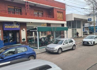 Violento robo en una cafetería de Tolosa: se llevaron dinero, celulares y un auto