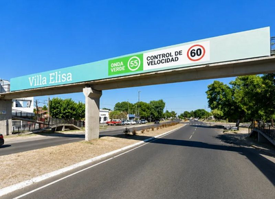 Rescataron a un hombre que intentaba tirarse desde el puente de Camino Centenario y Arana